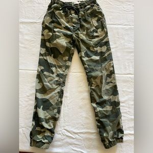Mini Boden lined Camo in ants size 10/ 140cm
